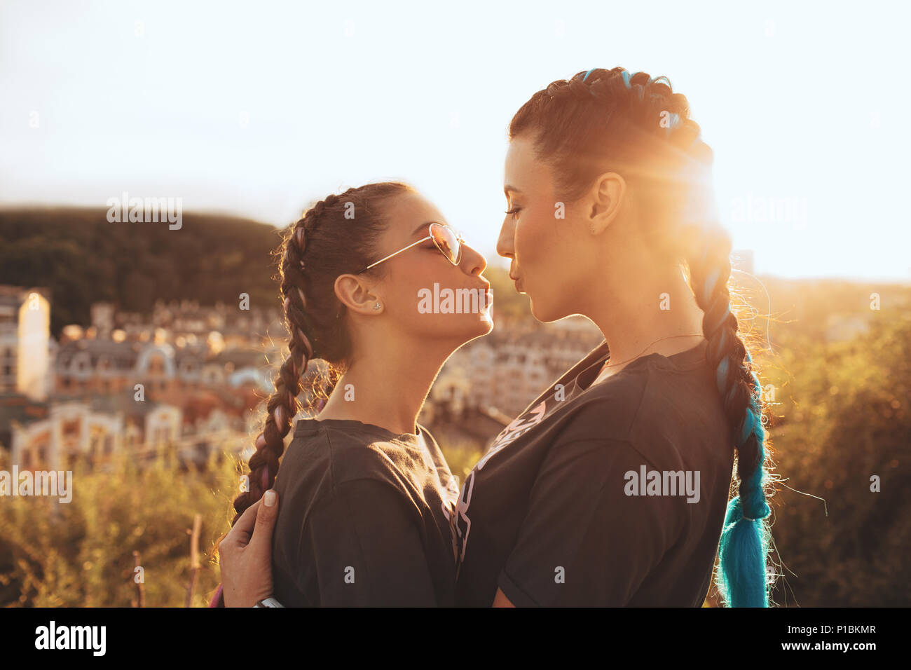 Mutter und Tochter, umarmen, mit Blick auf das Gesicht, im Sunset Stockfoto