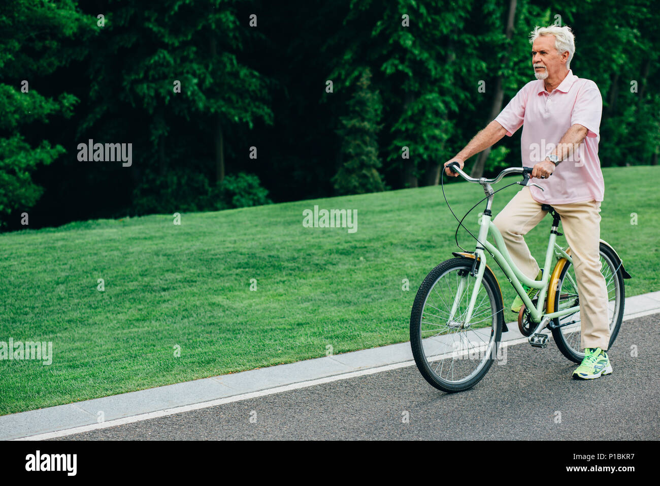 Älterer Mann mit einem Fahrrad, aktive Erholung Stockfoto