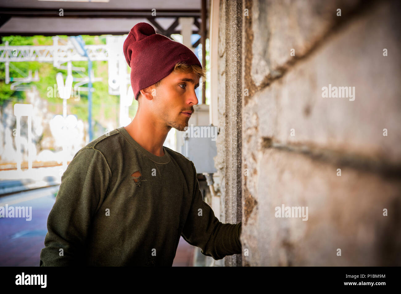 Blond hübscher junger Mann mit Wolle hat Stockfoto