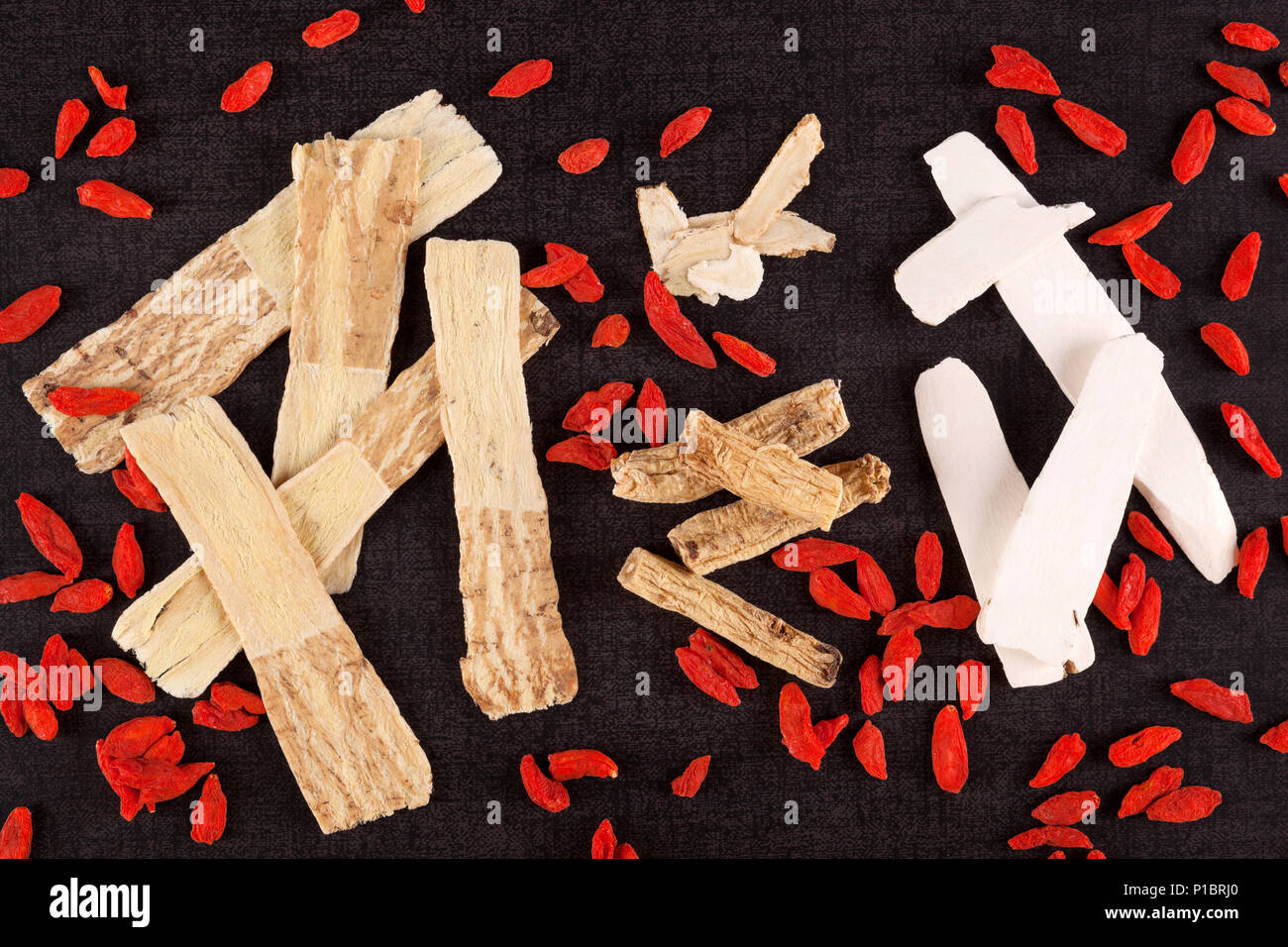 Andere Art der chinesischen Kräutermedizin auf schwarzem Hintergrund. Immun Booster. Stockfoto