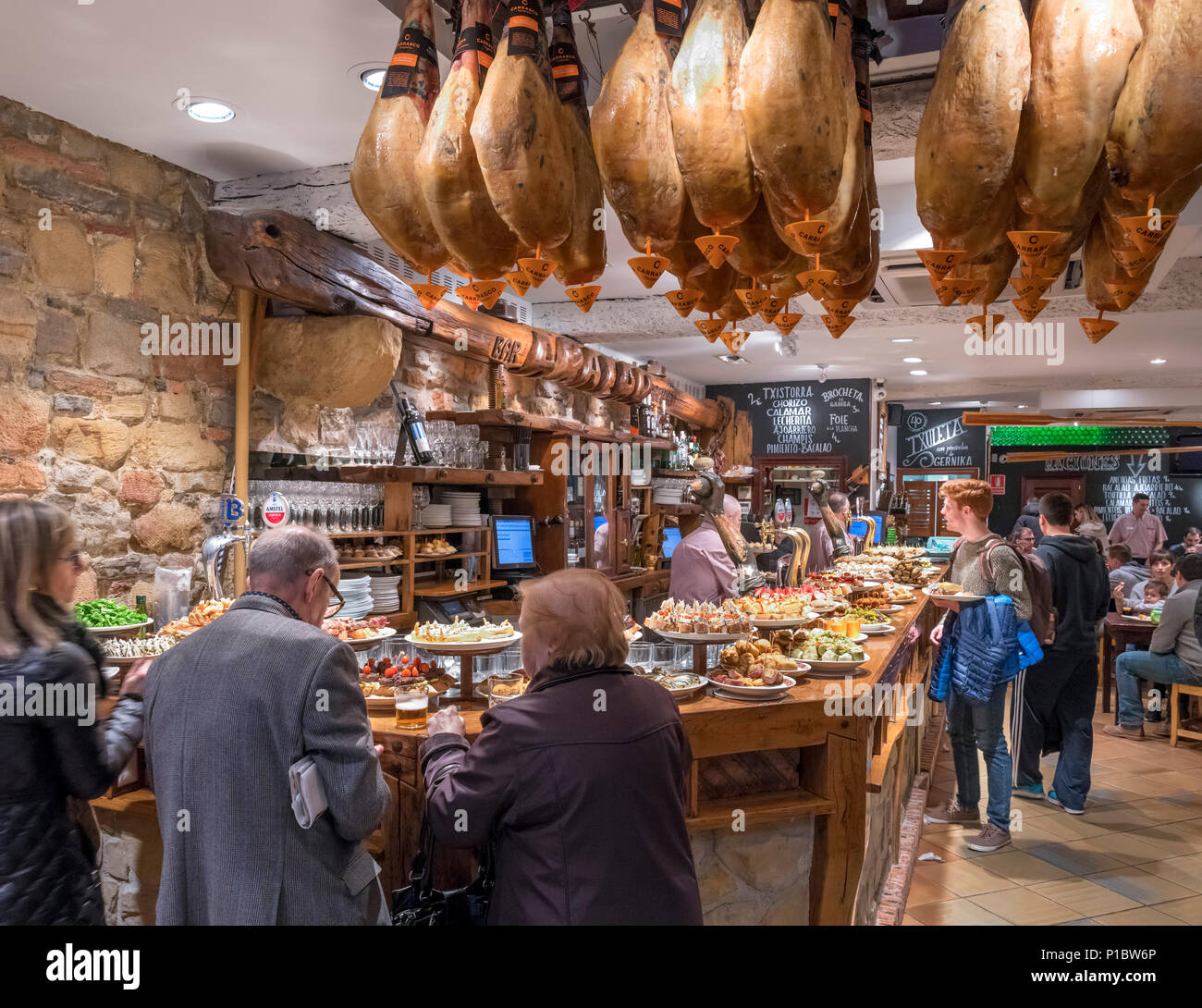 Pintxos (Tapas Bar) in der Casco Viejo (Altstadt), San Sebastian, Baskenland, Spanien Stockfoto