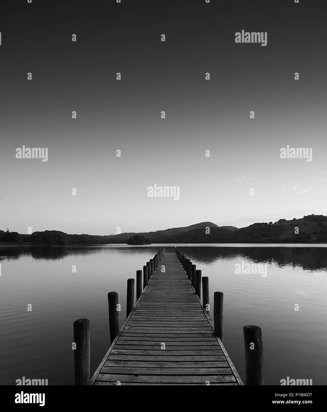 Parkmoor Jetty in der Dämmerung, Coniston Water, Lake District National Park, einem UNESCO-Weltkulturerbe. Stockfoto