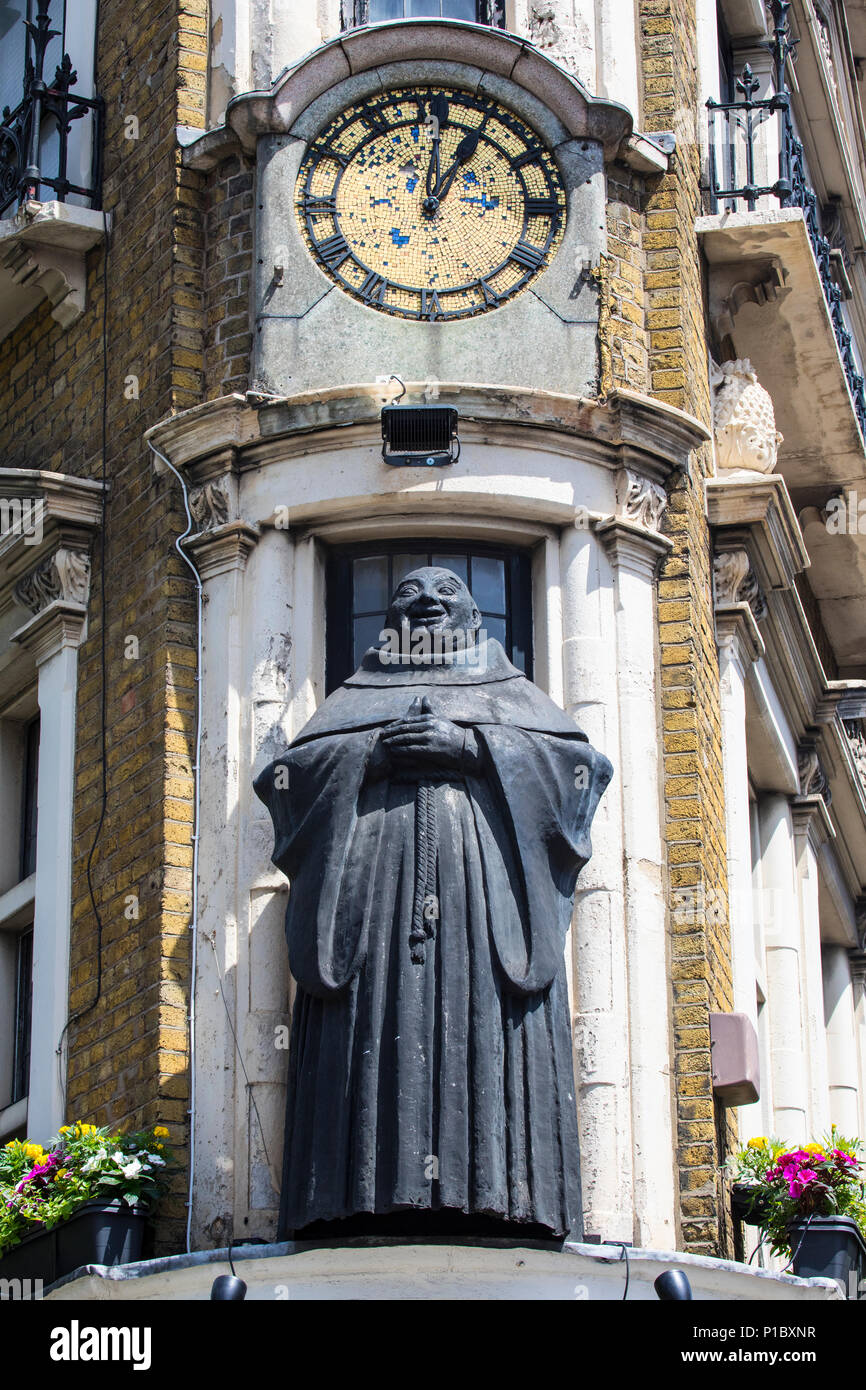 LONDON, Großbritannien - 6. JUNI 2018: Die Statue der Schwarzen Mönch an der Außenseite des Black Friar Blackfriars Pub in der Gegend von London, Großbritannien, am 6. Stockfoto