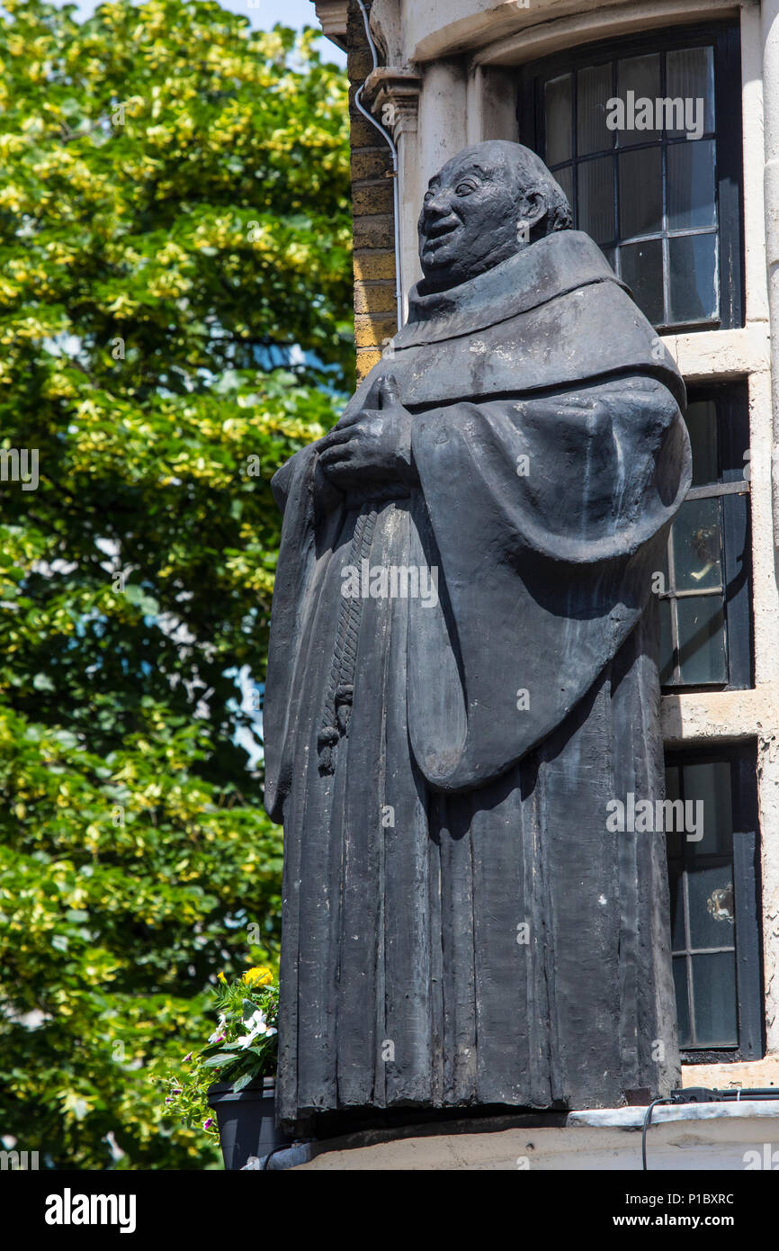 LONDON, Großbritannien - 6. JUNI 2018: Die Statue der Schwarzen Mönch an der Außenseite des Black Friar Blackfriars Pub in der Gegend von London, Großbritannien, am 6. Stockfoto