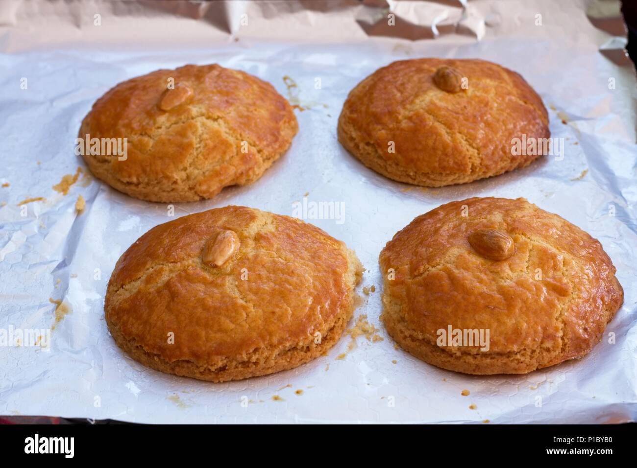Frisch gebackene almond Cookies (Niederländisch, Gevulde koeken) auf einem Backblech Alufolie ausgekleidet Stockfoto
