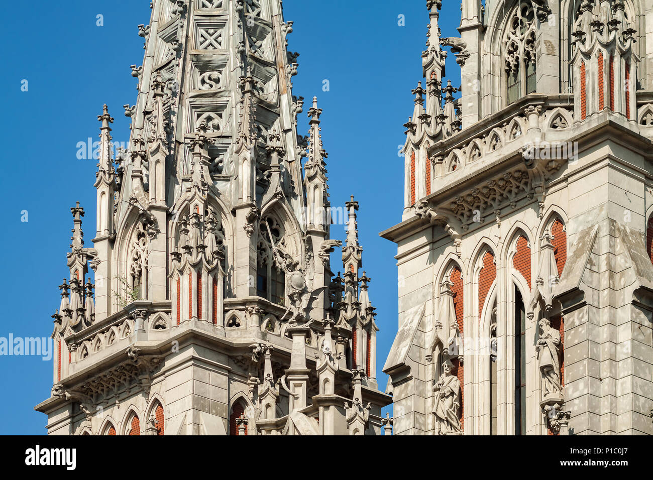 Türme des Hauses der Orgelmusik in Kiew, Ukraine. Ehemalige Nikolaevsky Kirche Stockfoto
