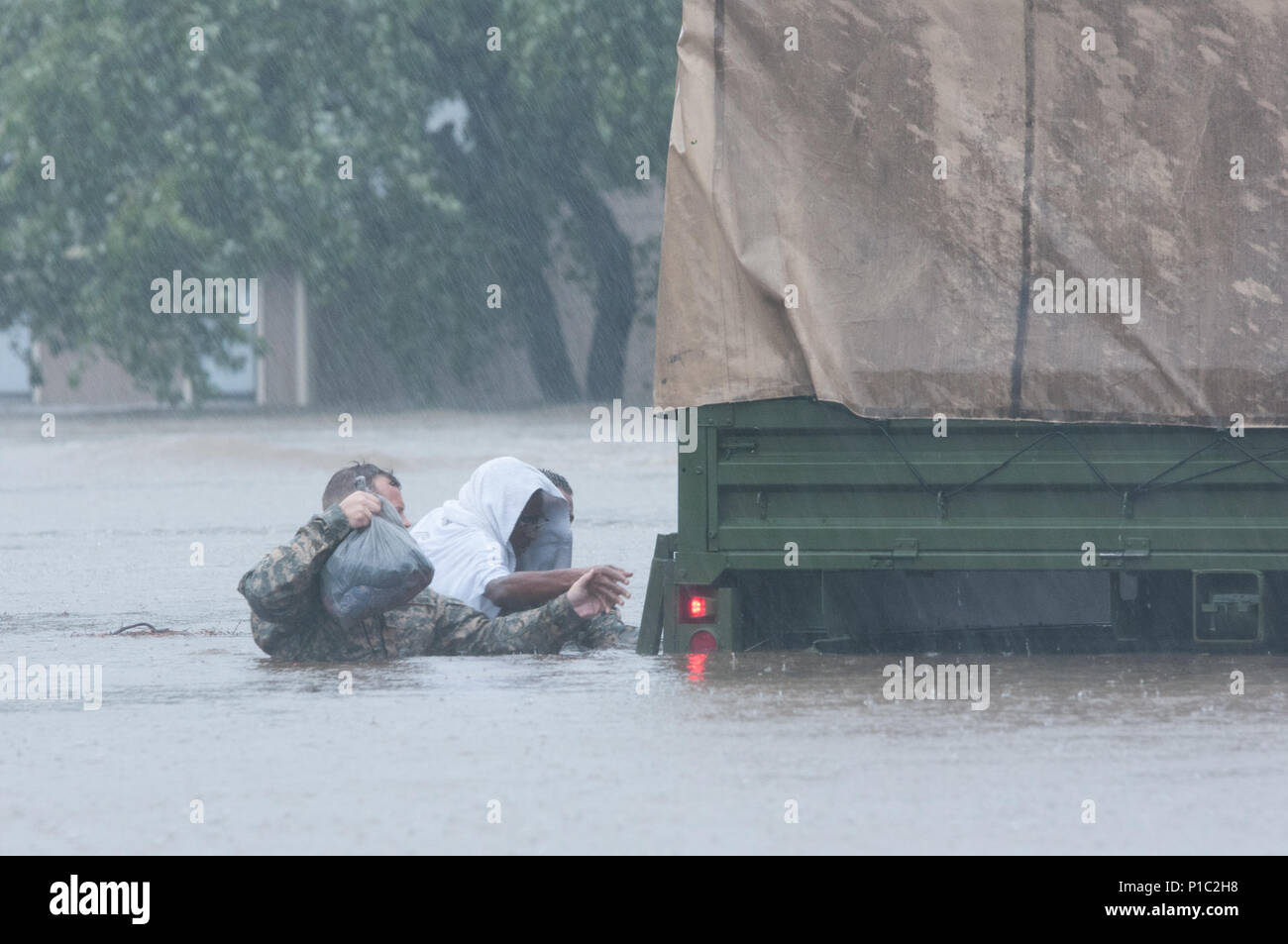 North Carolina Armee Nationalgarde bei der Evakuierung Bemühungen in Fayetteville, N.C., Okt. 08, 2016. Überschwemmungen in einigen Bereichen voraussichtlich noch steigen als floodwaters bewegen. (U.S. Army National Guard Foto: Staff Sgt. Jonathan Shaw, 382 Öffentliche Angelegenheiten Ablösung/Freigegeben) Stockfoto