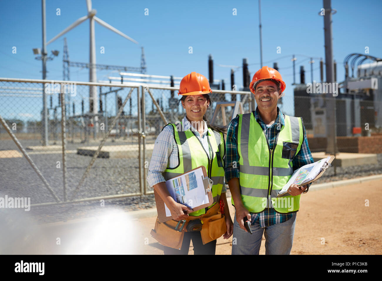 Porträt Lächeln, zuversichtlich, dass Ingenieure mit den Klemmbrettern am Kraftwerk Stockfoto