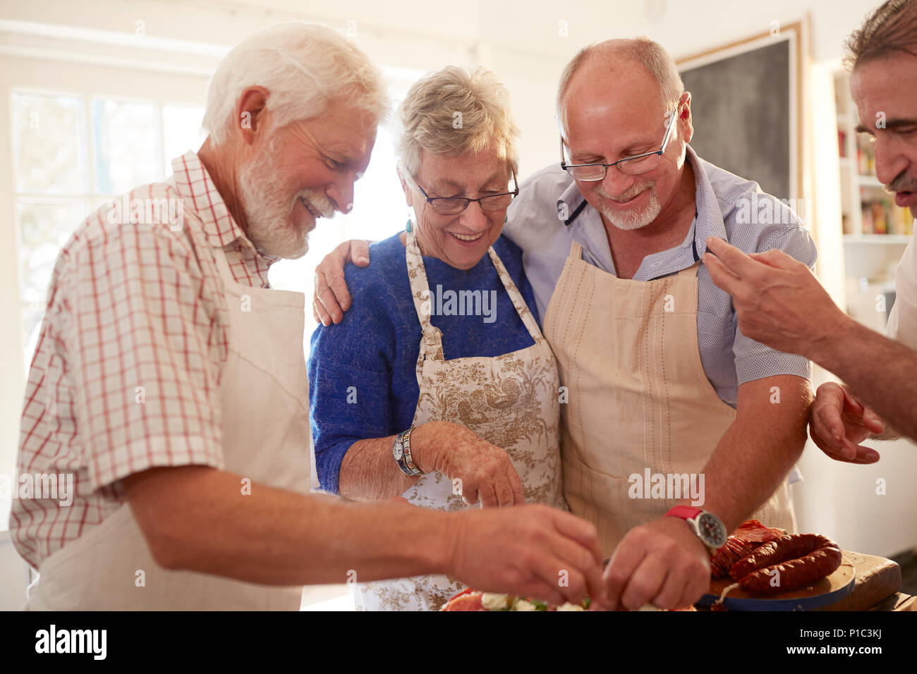 Ältere Freunde genießen Kochkurs Stockfoto