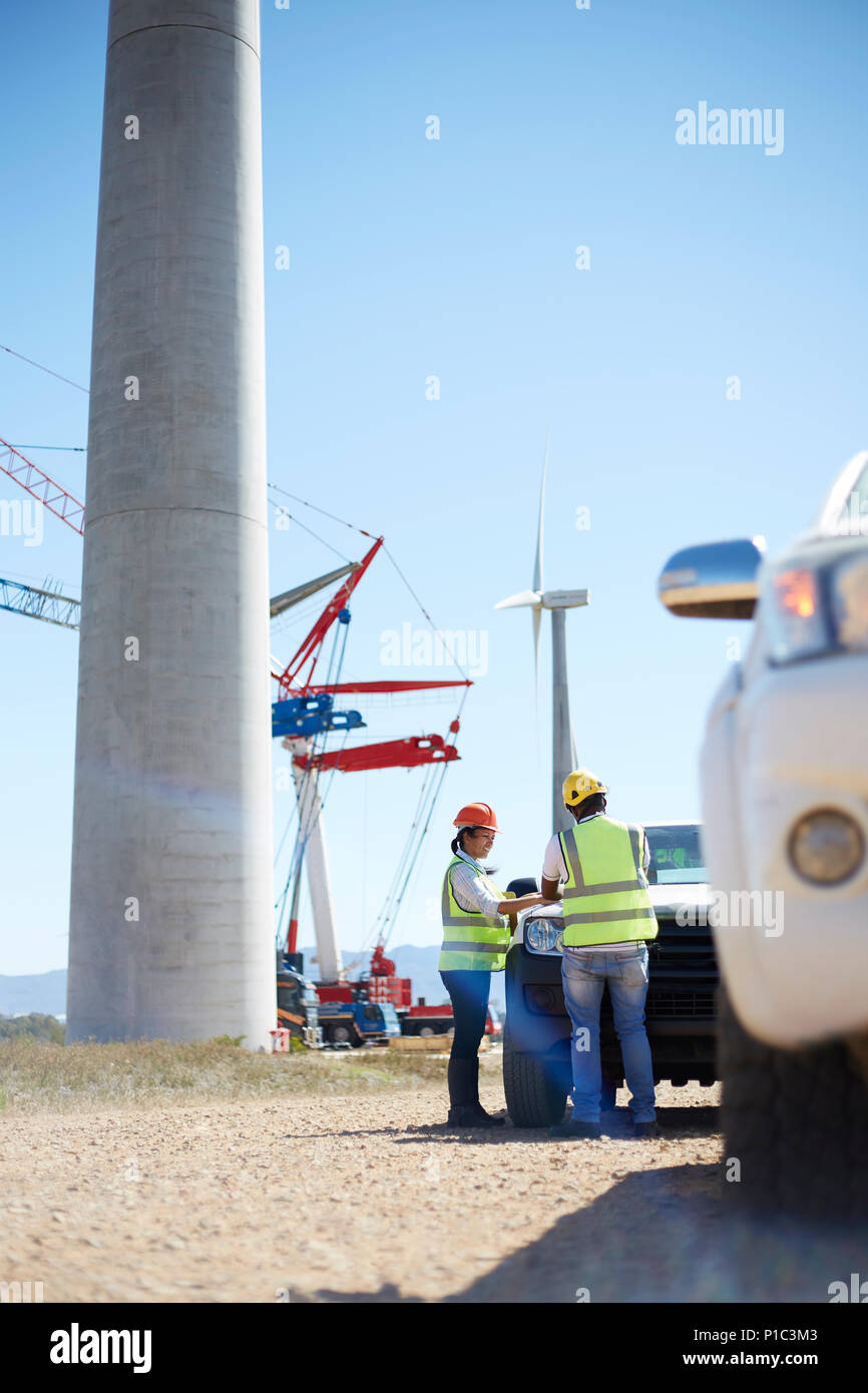 Ingenieure treffen im Lkw bei Sonnig wind turbine Kraftwerk Stockfoto