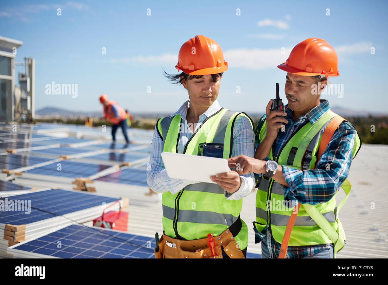 Ingenieure, die mit walkie-talkie und digitale Tablette Solarkraftwerk Stockfoto