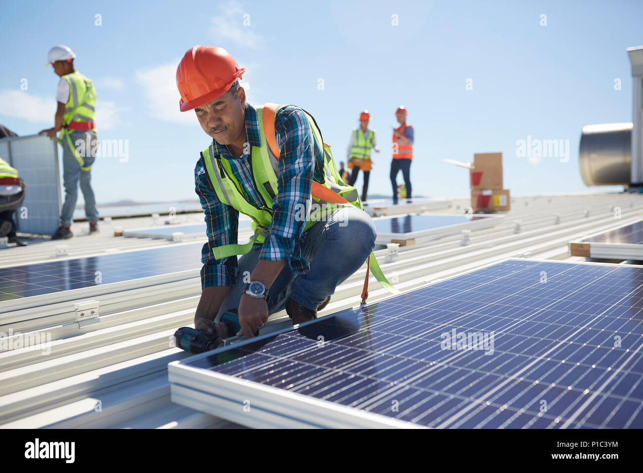 Ingenieur Installation von Sonnenkollektoren bei Sunny Kraftwerk Stockfoto