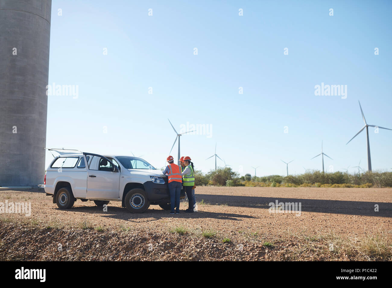 Ingenieure treffen im Lkw bei Sonnig wind turbine Kraftwerk Stockfoto