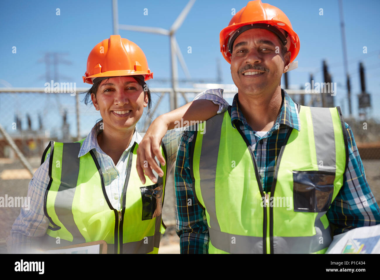 Portrait zuversichtlich, lächelnd die Ingenieure von Kraftwerk Stockfoto