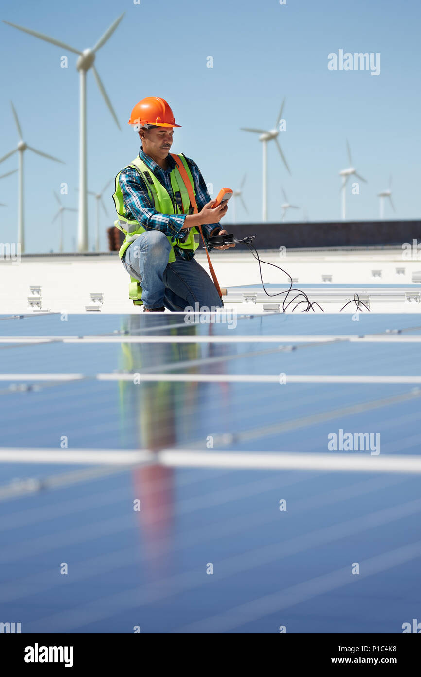 Ingenieur mit Anlagen Inspektion von Solarzellen bei Sunny Kraftwerk Stockfoto