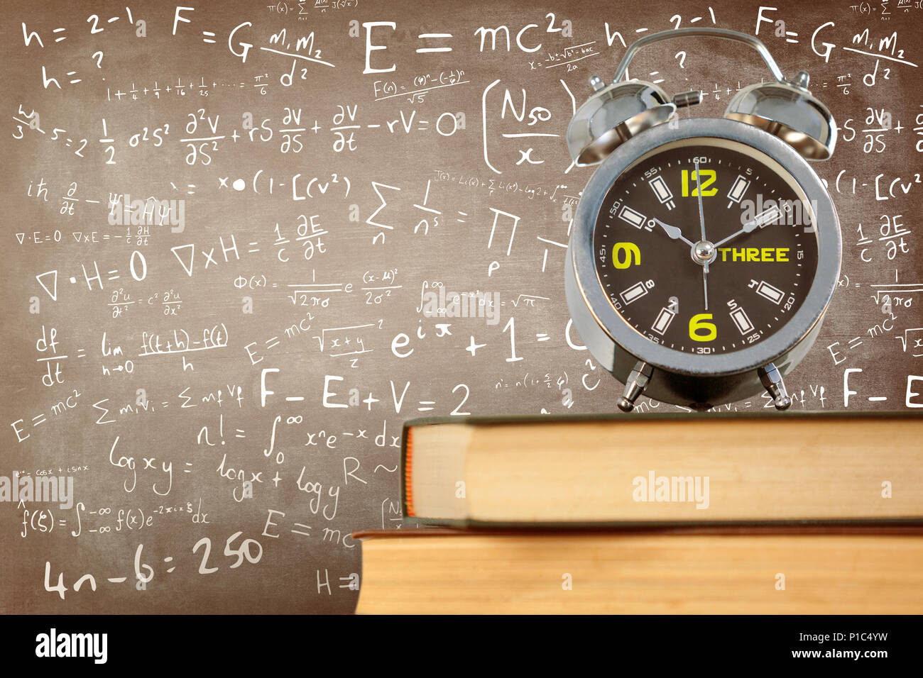 Das zusammengesetzte Bild im Wecker auf Stapel Bücher gesetzt Stockfoto