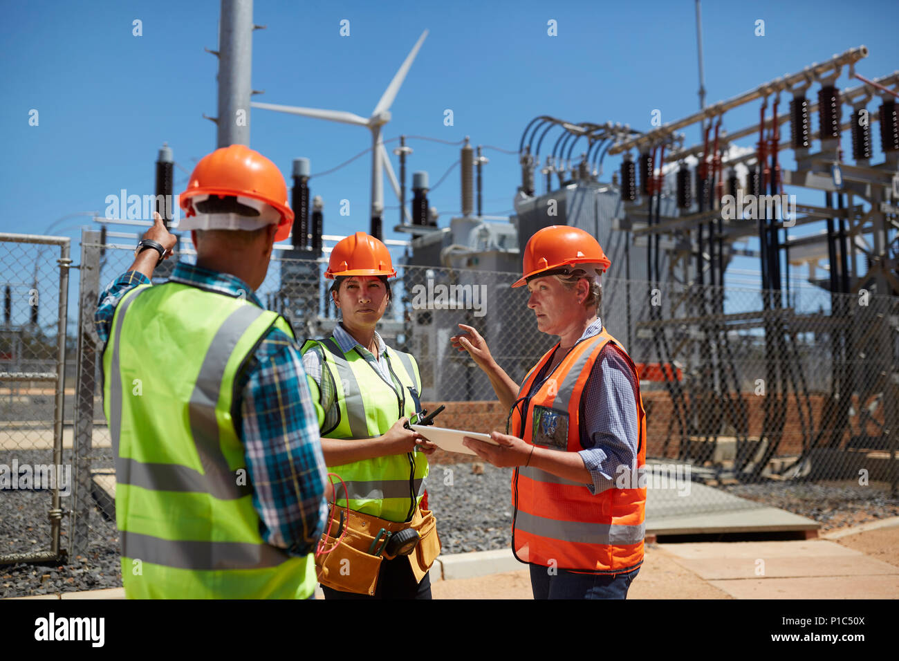 Ingenieure mit digitalen Tablet bei Sunny Kraftwerk Stockfoto