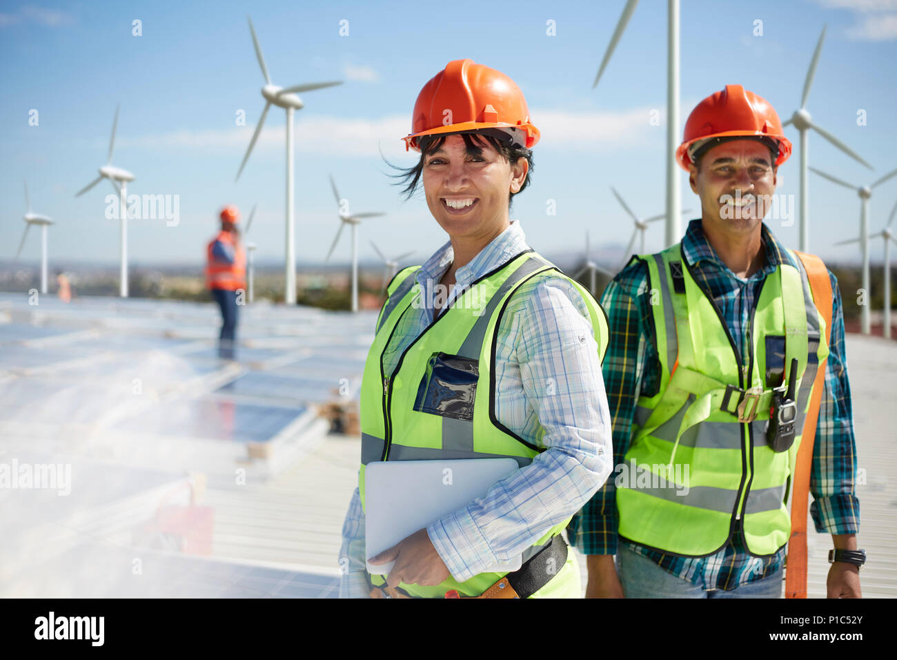 Portrait zuversichtlich Ingenieure alternative Energie Kraftwerk Stockfoto