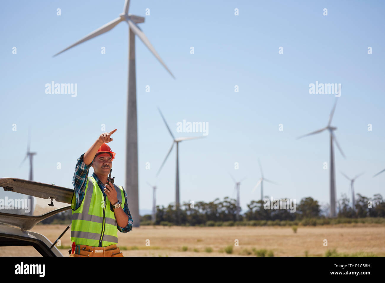 Ingenieur mit walkie-talkie bei Wind Turbine Kraftwerk Stockfoto