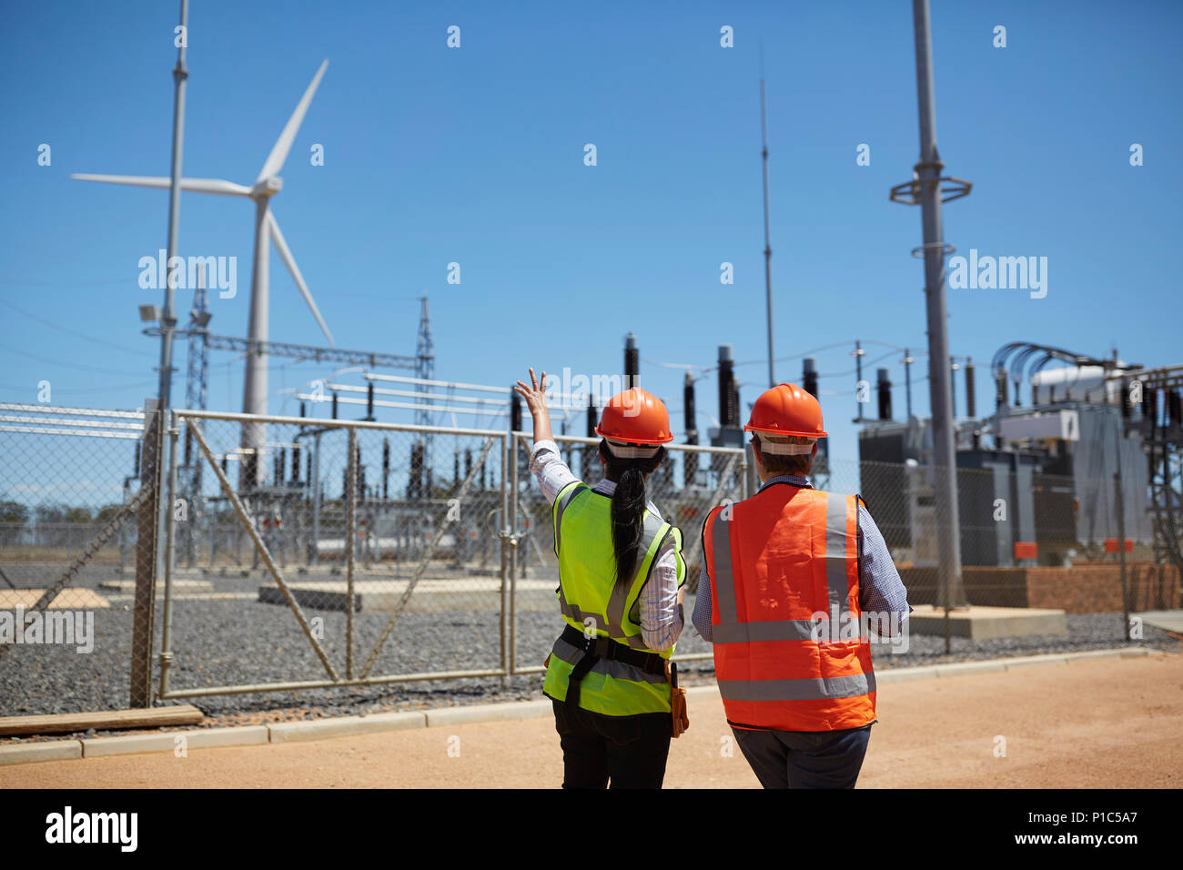 Arbeitnehmer beobachten Wind Turbine bei Kraftwerk Stockfoto