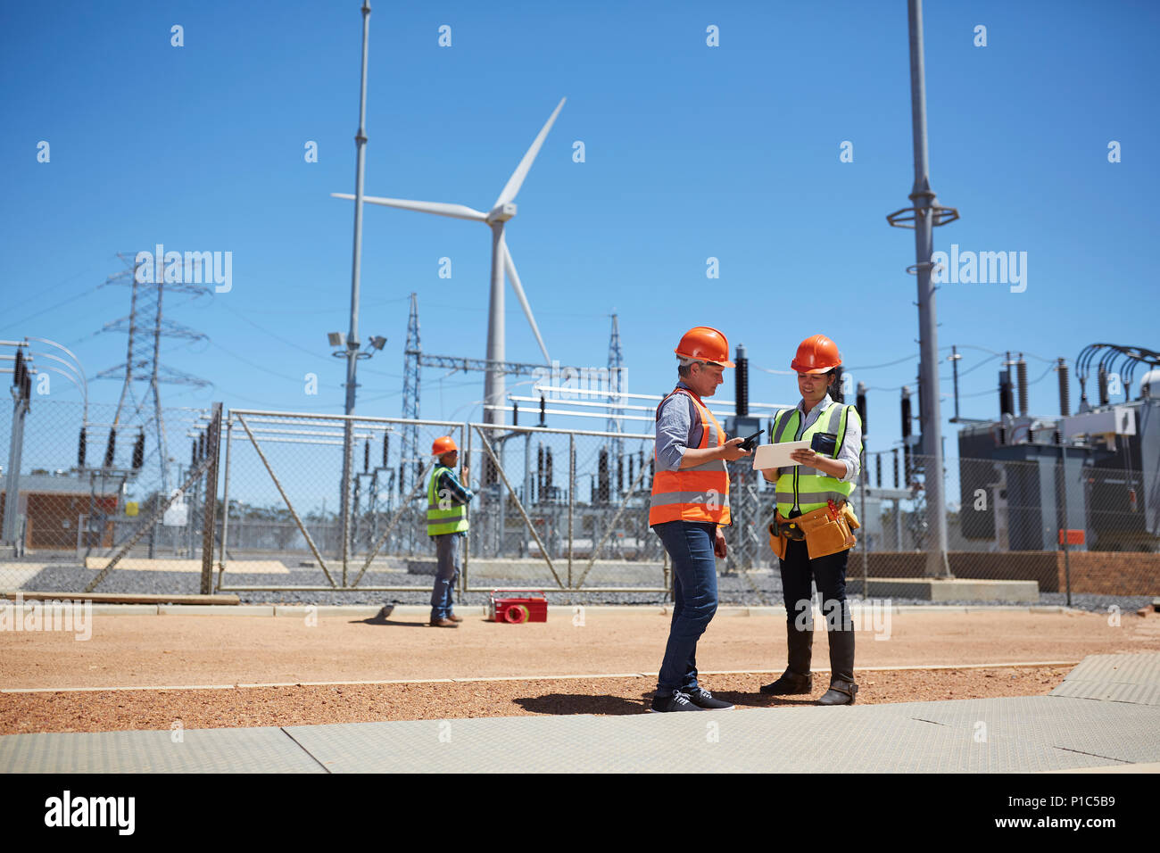 Ingenieure, die mit digitalen Tablette sonnig wind turbine Kraftwerk Stockfoto