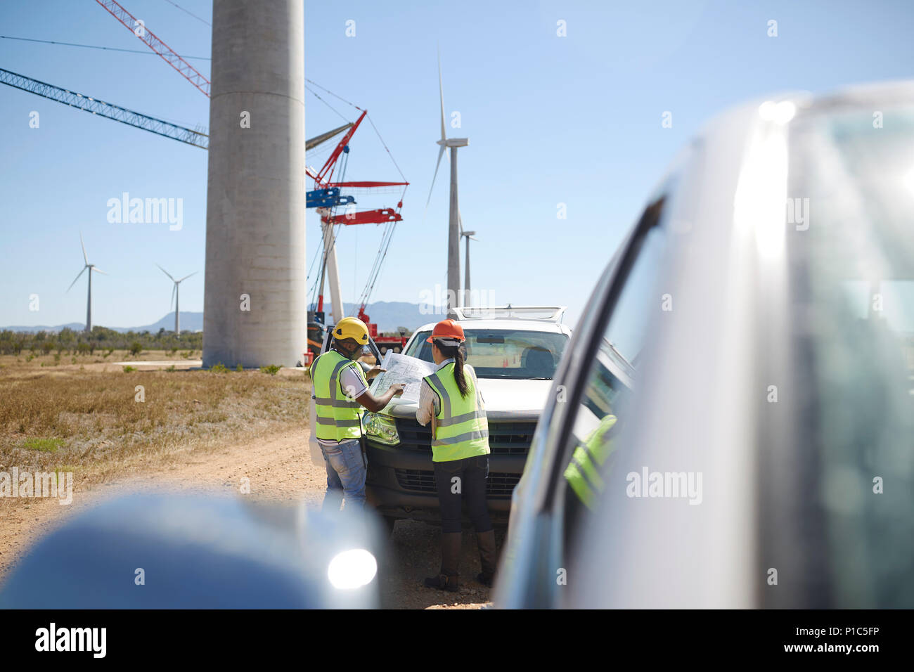 Ingenieure überprüfen Blueprints auf wind turbine Kraftwerk Stockfoto