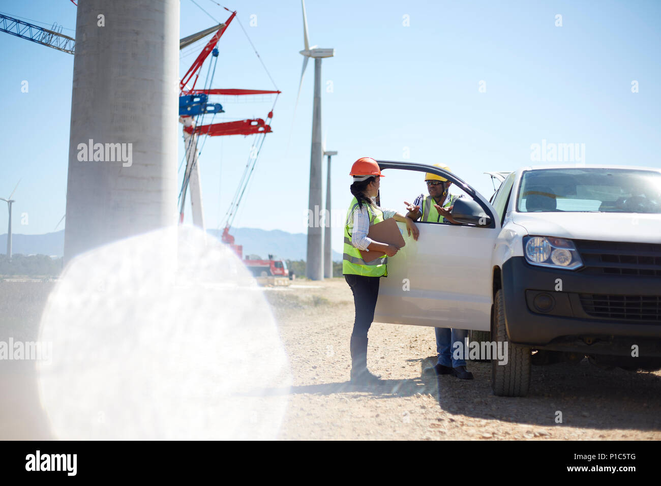 Arbeitnehmer sprechen bei Fahrzeug im Kraftwerk Stockfoto