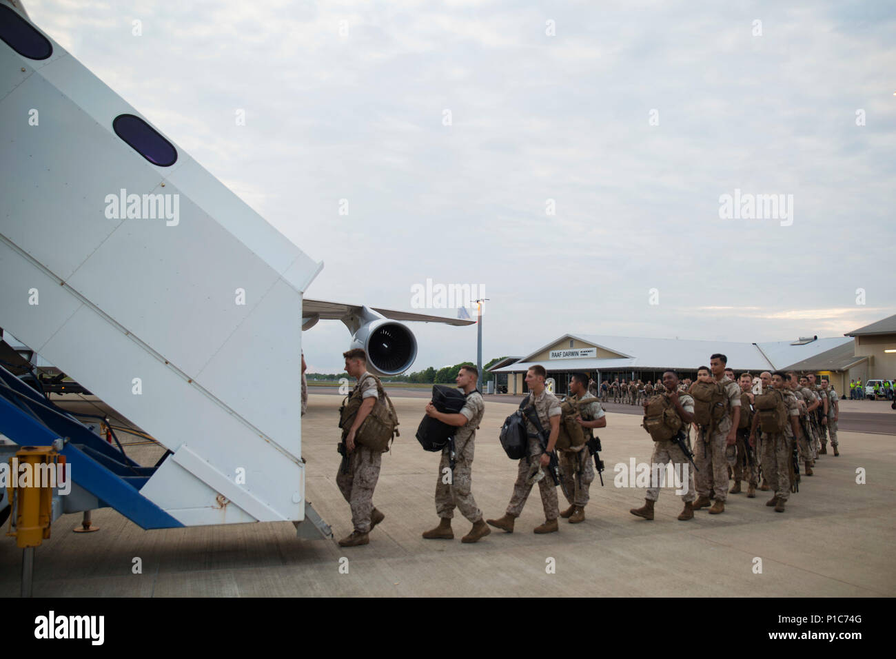 Marines mit Marine Drehkraft - Darwin an Bord eines Flugzeugs am Royal Australian Air Force Base, Darwin, Northern Territory, Australien, Okt. 13, 2016. Nach sechs Monaten Training Neben der Australian Defence Force, die Französischen Streitkräfte, People's Liberation Army, die japanischen Selbstverteidigungsstreitkräfte und anderen regionalen Partnern, die Marines 1 Bataillon, 1. Marine Regiment, Kopf nach Hause Marine Corps Base Camp Pendleton, Kalifornien. (U.S. Marine Corps Foto von Sgt. Carlos Cruz jr.) Stockfoto