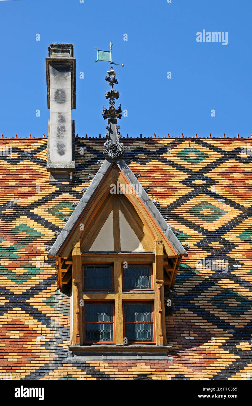 "Hotel Dieu" aus Kacheln Dächern mit Dachgauben Wetterfahnen und kleinen Türme der arbeitete in Beaune Burgund Frankreich "Hotel Dieu" BEAUNE BURGUN Stockfoto