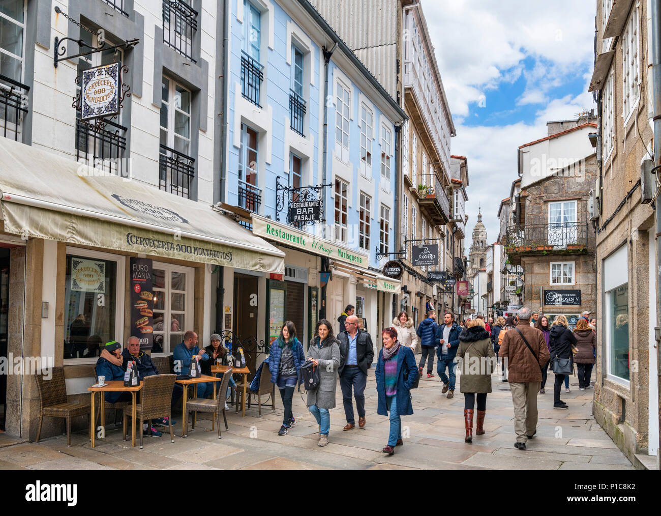 Cafés, Bars und Shops auf der Rua Franco in der Altstadt, Santiago de Compostela, Galicien, Spanien Stockfoto