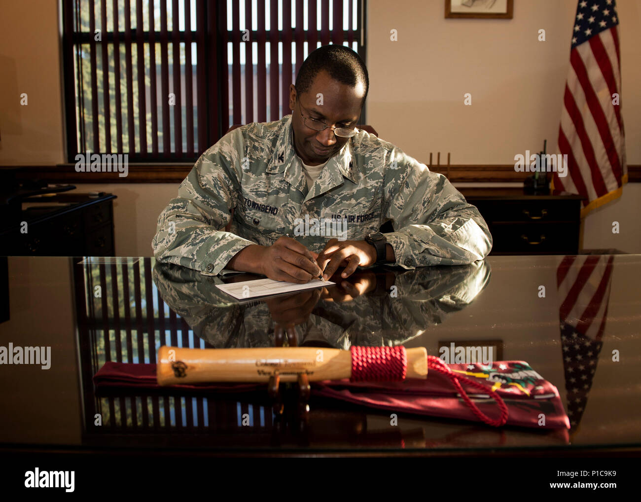 Oberst Kelvin Townsend, 91st Rakete Flügel stellvertretender Kommandeur, spendet der Kombinierten Bundestagswahlkampf am Minot Air Force Base, N.D., Okt. 13, 2016. Im Jahr 2015 wird der Betrag geleistet, indem sowohl militärische als auch zivile Gebern in Minot AFB wurde $ 110.000. In diesem Jahr wird das Team Minot Kampagne läuft bis Oktober 22, 2016, mit einem Ziel von $ 125.000. (U.S. Air Force Foto/Airman 1st Class J.T. Armstrong) Stockfoto