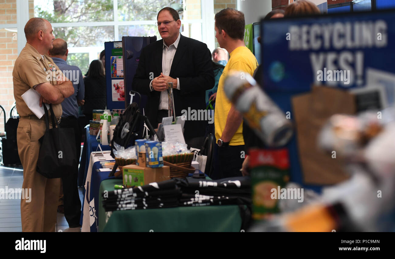 161012-N-WX 604-020 Everett, Washington (Okt. 12, 2016) Kapitän Mark A. Lakamp, die Naval Station Everett kommandierenden Offizier, spricht mit Anbietern bei der installation Energie und Recycling Fair. Die Messe ist ein Teil der Energie Aktion Monat, die durch das Amt für Energieeffizienz und Erneuerbare Energien Federal Energy Management Program, geleitet. Wie von Präsident Obama verkündet, Oktober Marken Energie Aktion Monat, und die Nation schaut der Bundesregierung Führung im Energiemanagement und Nachhaltigkeit zu gewährleisten. (U.S. Marine Foto von Petty Officer 3. Klasse Joseph Montemarano/Freigegeben) Stockfoto