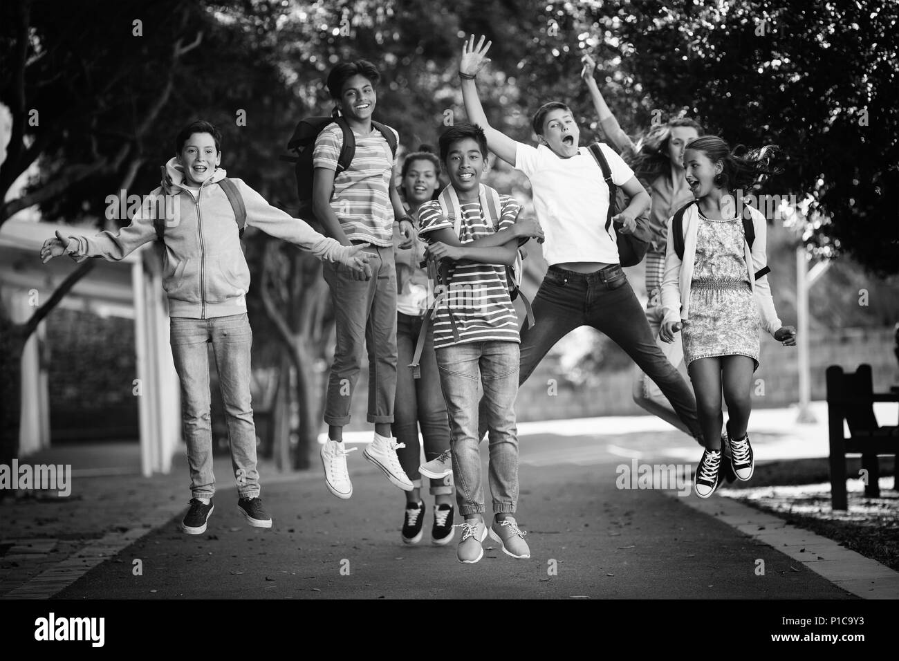 Lächelnd Schule Kinder Spaß auf der Straße in Campus Stockfoto