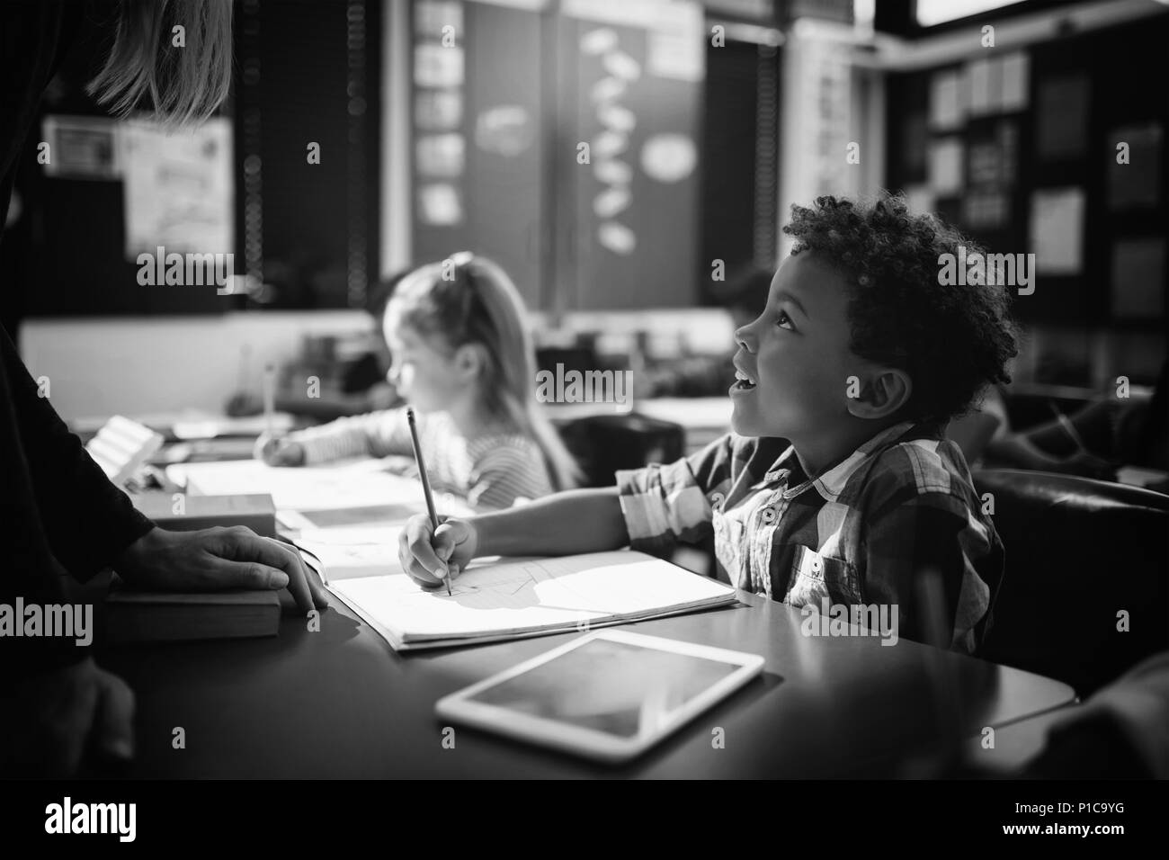 Lehrer die Interaktion mit dem Schüler im Klassenzimmer Stockfoto