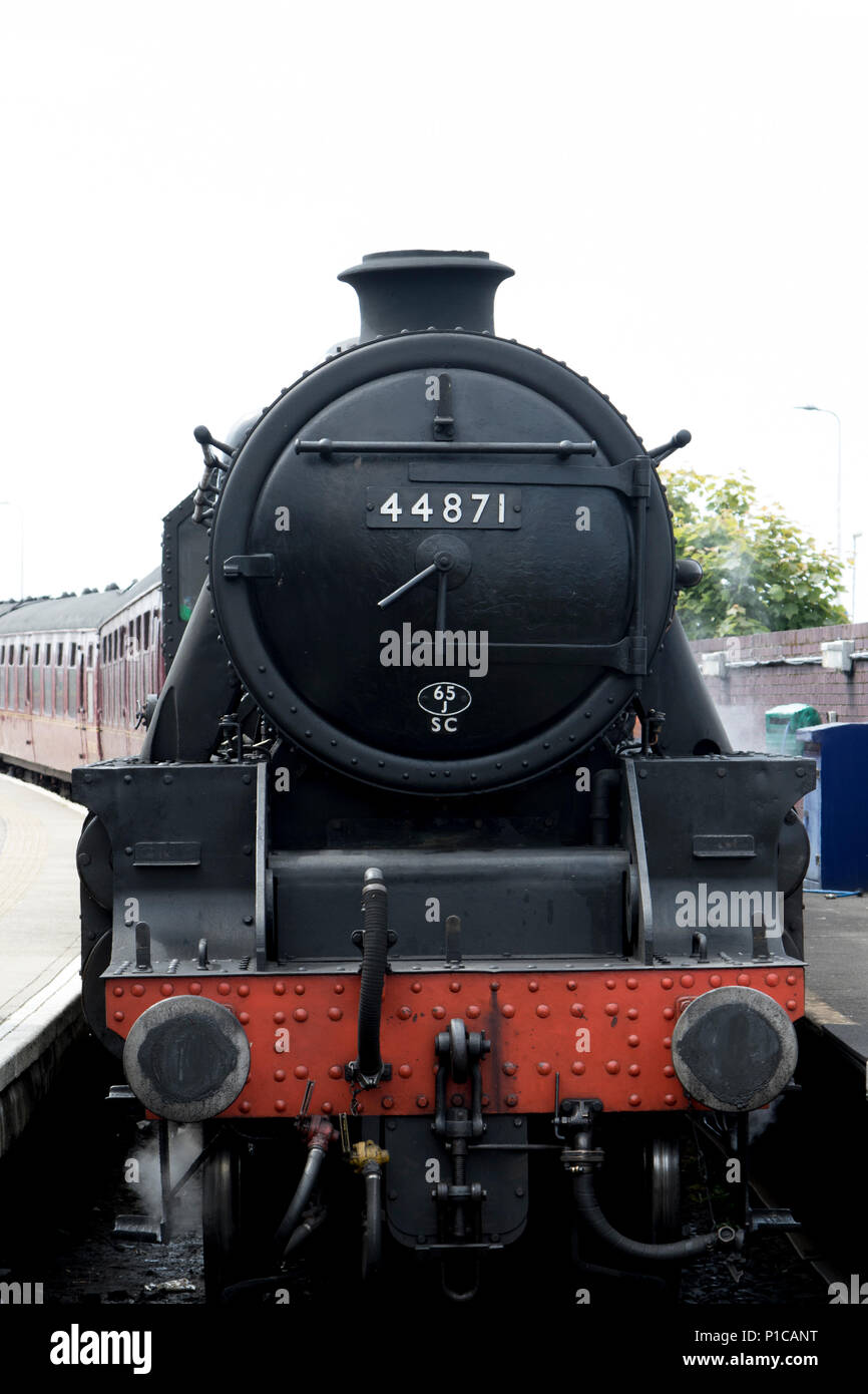 LMS stanier Klasse 5 4-6-0 Nr. 44871, einer britischen Dampflokomotive, die auf der West Highland Line in Mallaig station in Schottland gesehen. Stockfoto