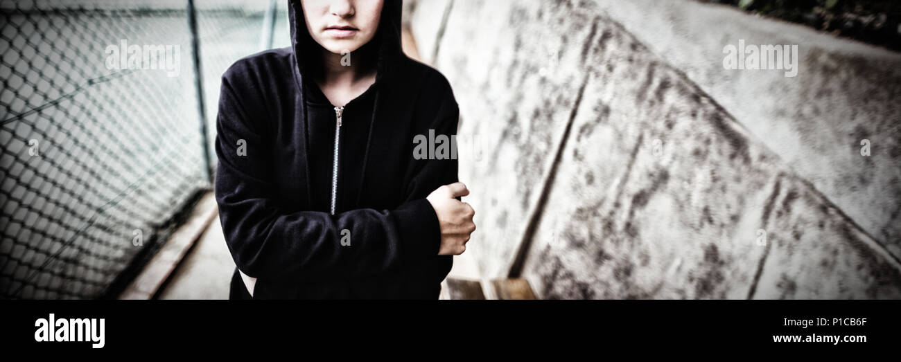 Trauriges Mädchen neben Tennisplatz Stockfoto