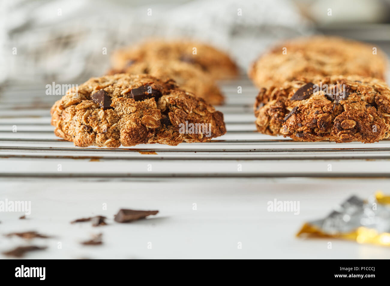 Vegan Haferflocken Kekse mit Schokolade auf einem hellen Hintergrund. Essen blog style Konzept. Stockfoto