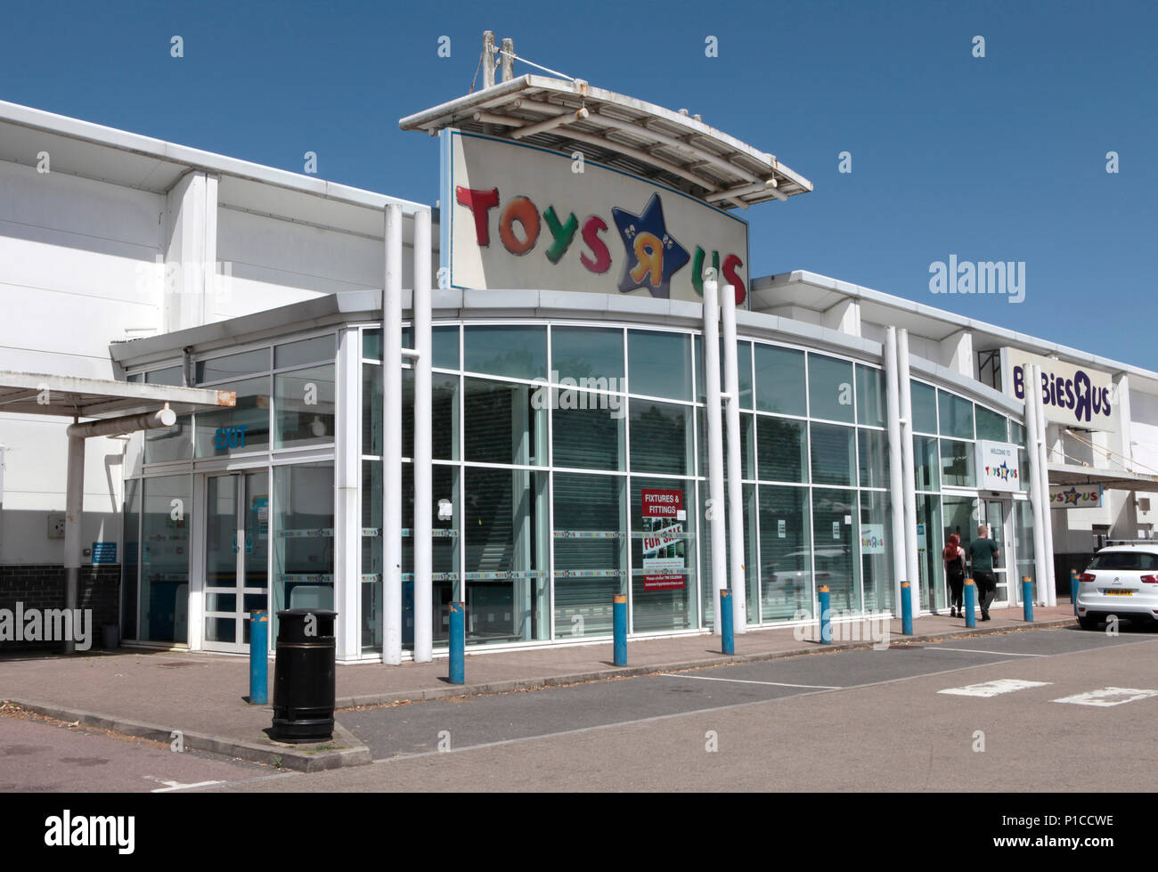 Ein VOR KURZEM GESCHLOSSEN Toys R US STORE IN EINEM REATIL PARK IN HERTFORDSHIRE, Großbritannien Stockfoto