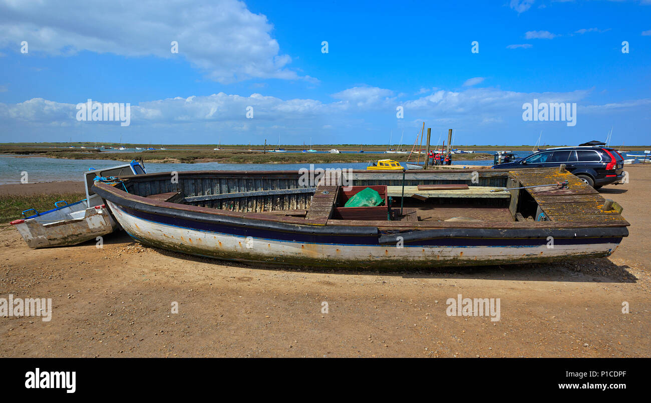 Altes Boot in Brancaster Staithe an der Norfolk-Küste, Großbritannien, befahren Stockfoto