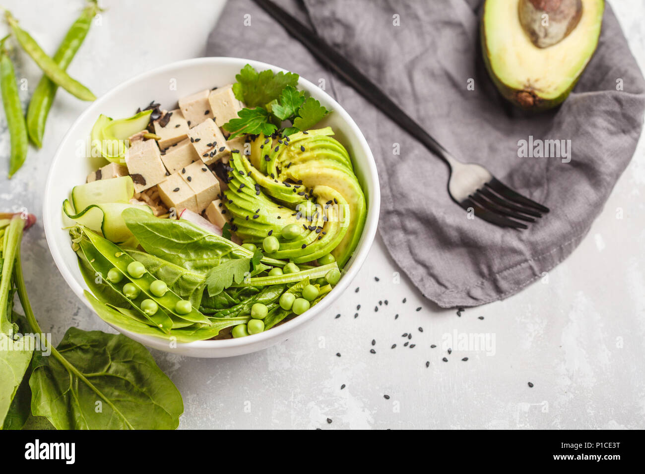 Grüne buddha Schüssel mit Tofu, Reis, Avocado und Gemüse. Vegan Konzept gehen. Stockfoto