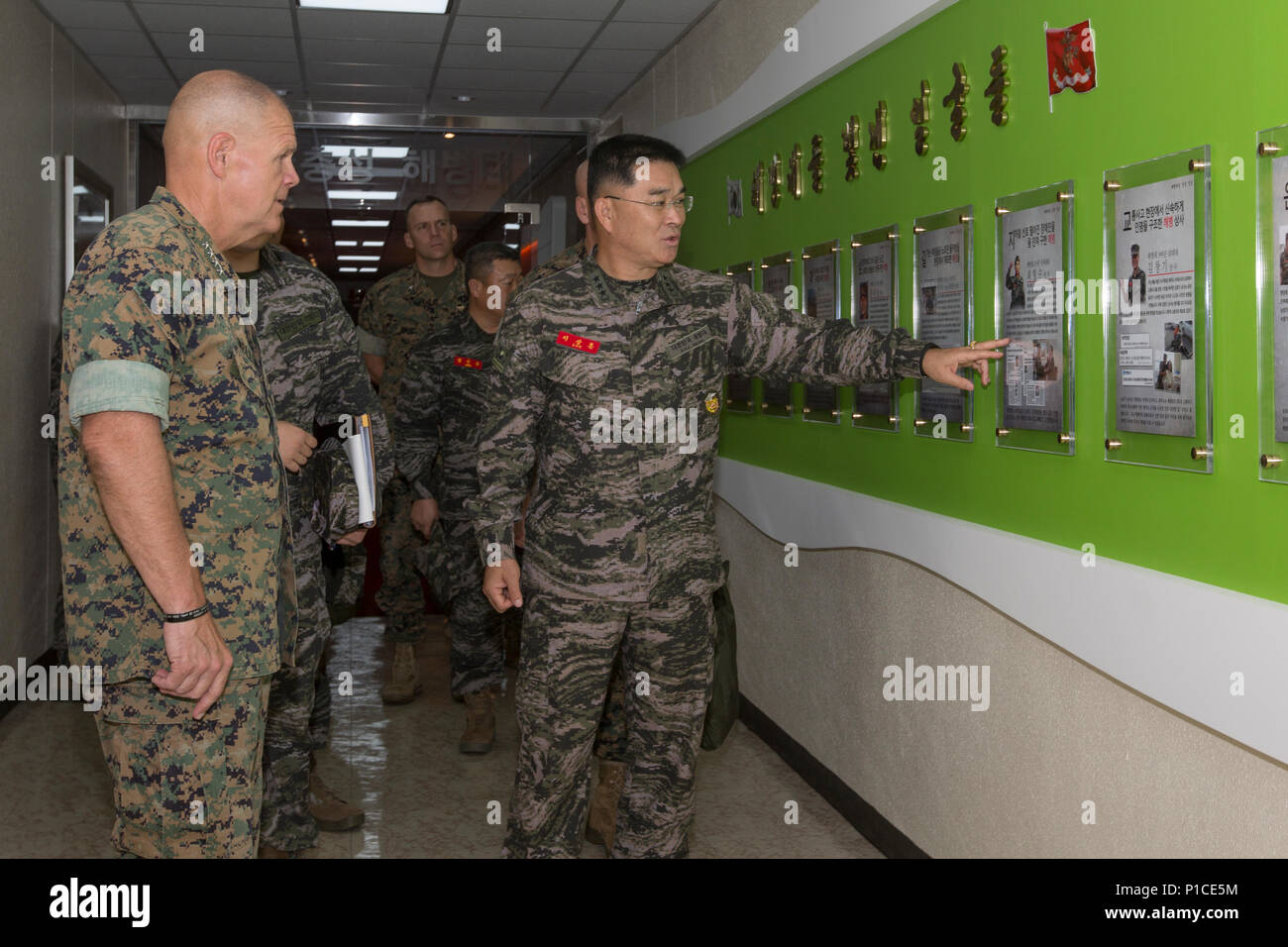 Republik Korea (ROK) Marine Corps Gen. Shin Hyun-joon, Kommandant der ROK Marine Corps, rechts, spricht über ein Display zum Kommandanten des Marine Corps Gen. Robert B. Neller am ROK Marine Corps Headquarters, Baran, Südkorea, 15. Oktober 2016. Neller met mit Hyun-joon die militärischen Beziehungen zwischen den beiden Ländern zu stärken. (U.S. Marine Corps Foto von Cpl. Samantha K. Braun) Stockfoto