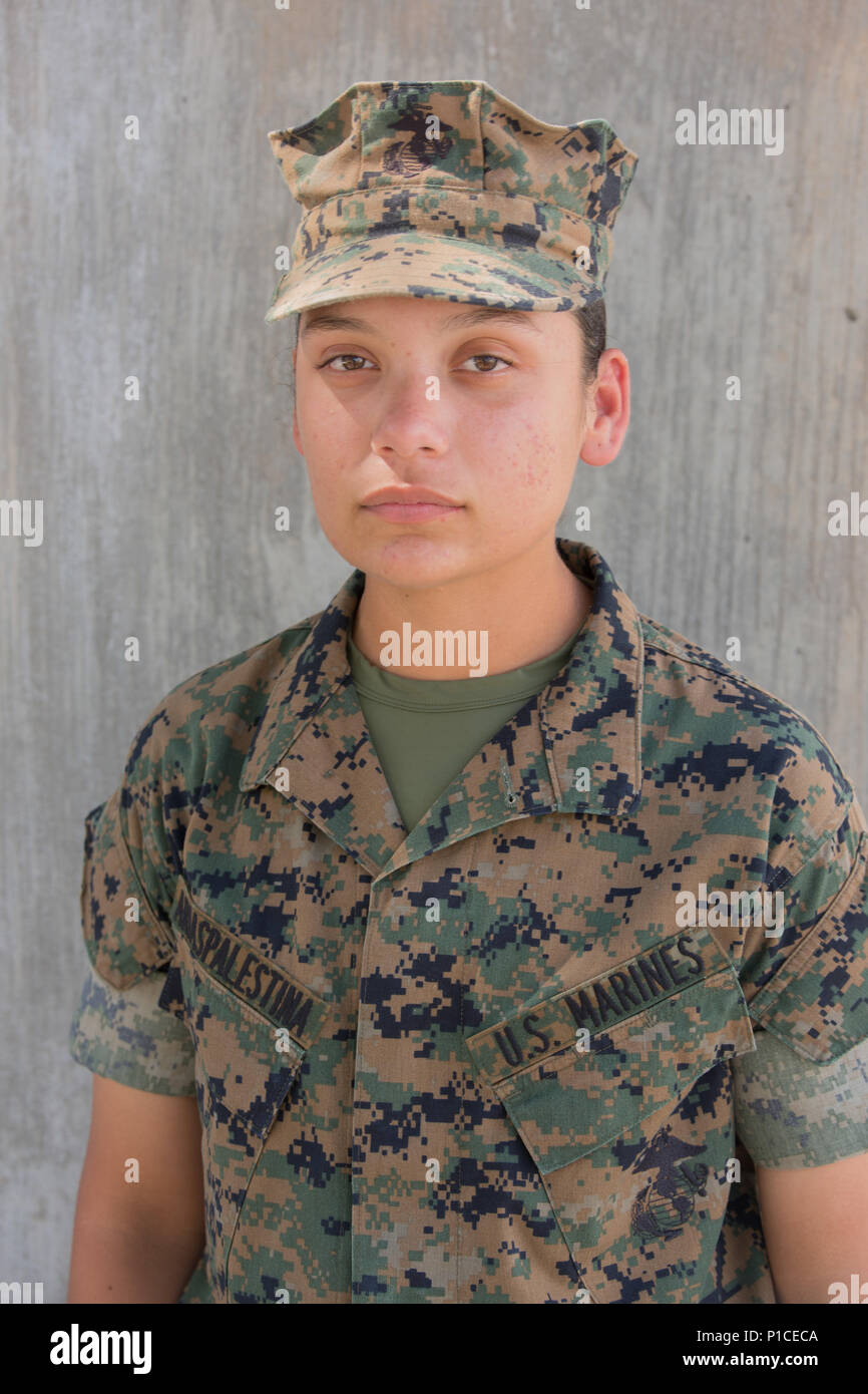 Pvt. Arelly A. Arias Palestina, Platoon 4037, Oscar Firma, 4 Recruit Training Bataillon, ist Absolvent geplant und die US-amerikanische Staatsbürgerschaft erwerben, Oktober 14, 2016, auf Parris Island, S.C. Vor verdienen Staatsbürgerschaft, die Bewerber müssen Kenntnisse der englischen Sprache und der Amerikanischen Regierung demonstrieren, guten moralischen Charakter zeigen und den Treueid auf die US-Verfassung. Arias Palestina, aus San Francisco, ist ursprünglich aus Mexiko. (Foto von Lance Cpl. Maximiliano Bavastro) Stockfoto