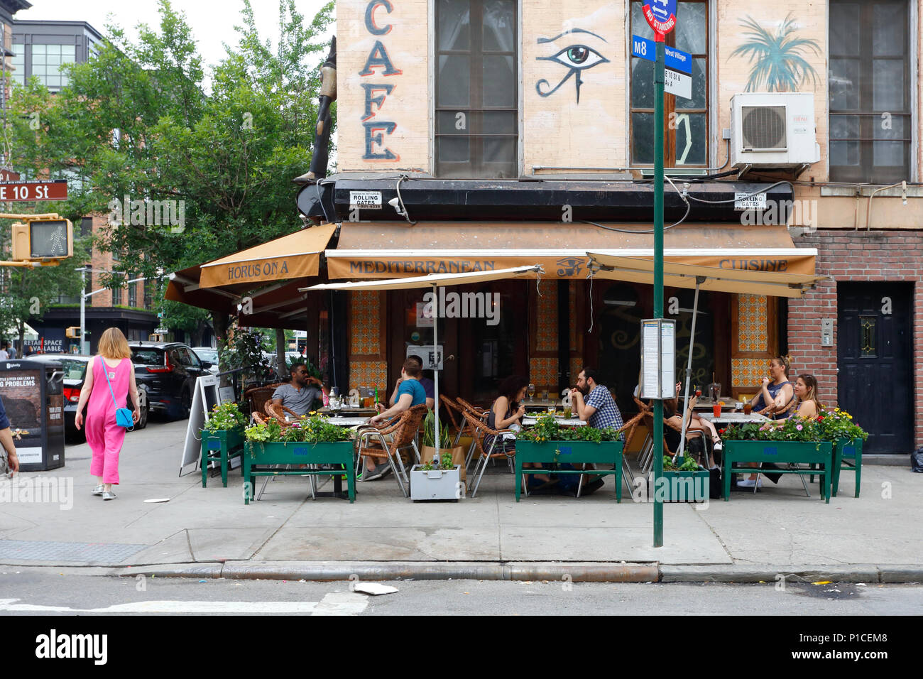 Horus Cafe auf A, 293 E 10 St, New York, NY. aussen Storefront einer Shisha Bar und Straßencafé in der Nähe von Manhattan. Stockfoto