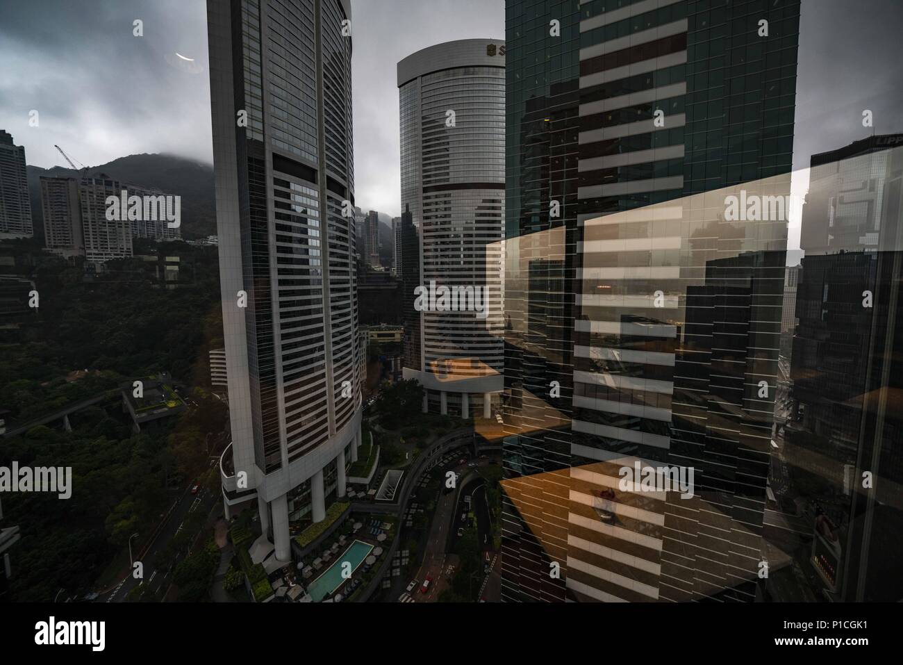 Hong Kong, Nebraska, China. 11 Juni, 2018. Hongkong, China. Offiziell als der Sonderverwaltungsregion Hongkong der Volksrepublik China bekannt. Im Delta des Pearl River gelegen ist Teil der Vierten am dichtesten besiedelte Region in der Welt. Derzeit mehr als 7,4 Millionen Menschen leben in Hong Kong. Das Gebiet verfügt über die meisten Wolkenkratzer der Welt. Die Stadt umgibt, Victoria Harbour. Blick auf die Wolkenkratzer von der 35. Etage des JW Marriot, viele Bauarbeiten unten. Credit: Bill Frakes/ZUMA Draht/Alamy leben Nachrichten Stockfoto