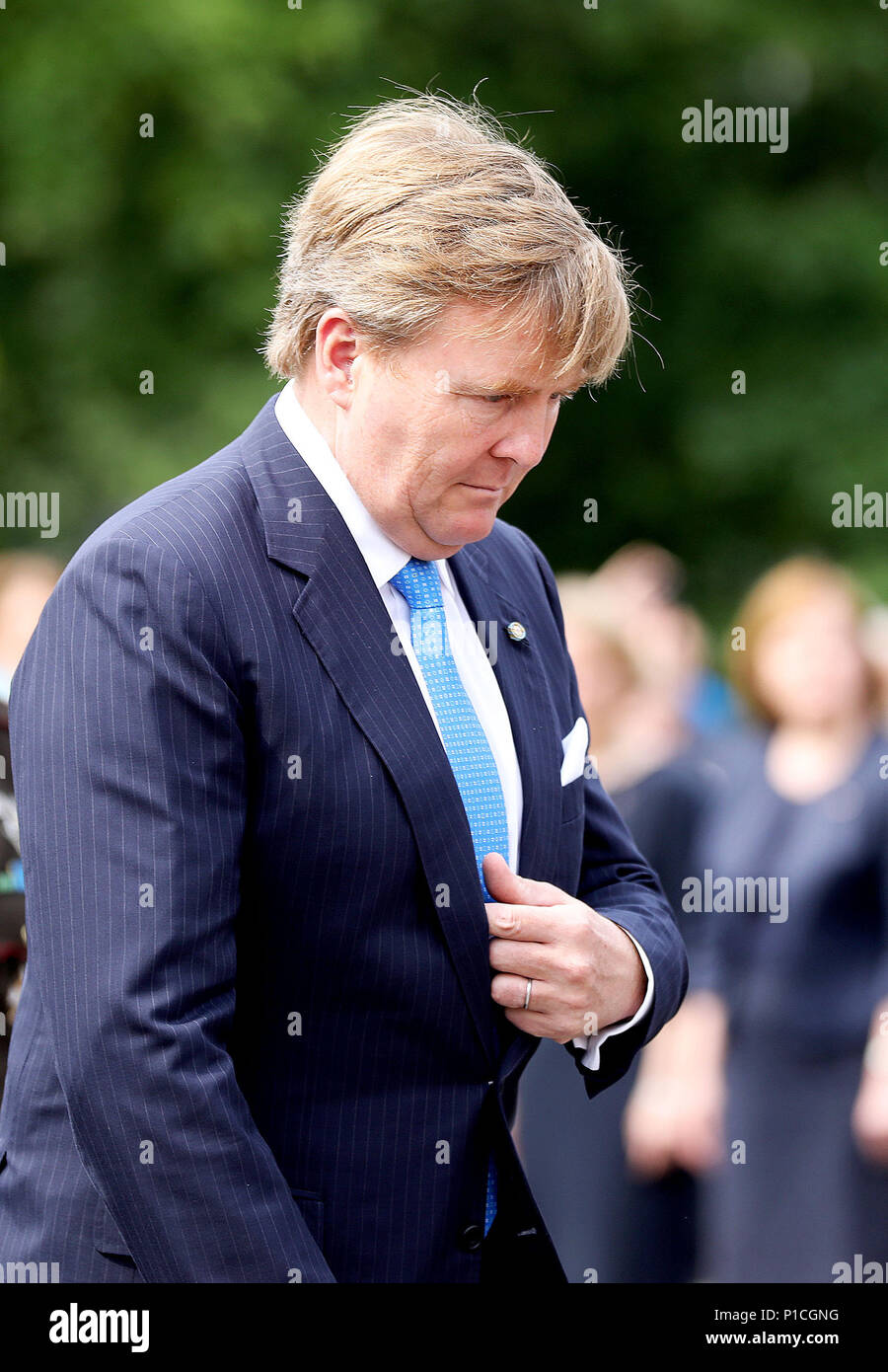 Riga, Lettland. 11 Juni, 2018. König Willem-Alexander der Niederlande am Freiheitsdenkmal (Bri · vi · bas Piemineklis) in Riga am 11. Juni 2018, Blumenarrangements, die das Denkmal, am ersten Tag der Staatsbesuch in der Republik Lettland Foto: Albert Nieboer/Niederlande/Point de Vue, · KEINE LEITUNG SERVICE · Credit: Albert Nieboer/RoyalPress/dpa/Alamy leben Nachrichten Stockfoto