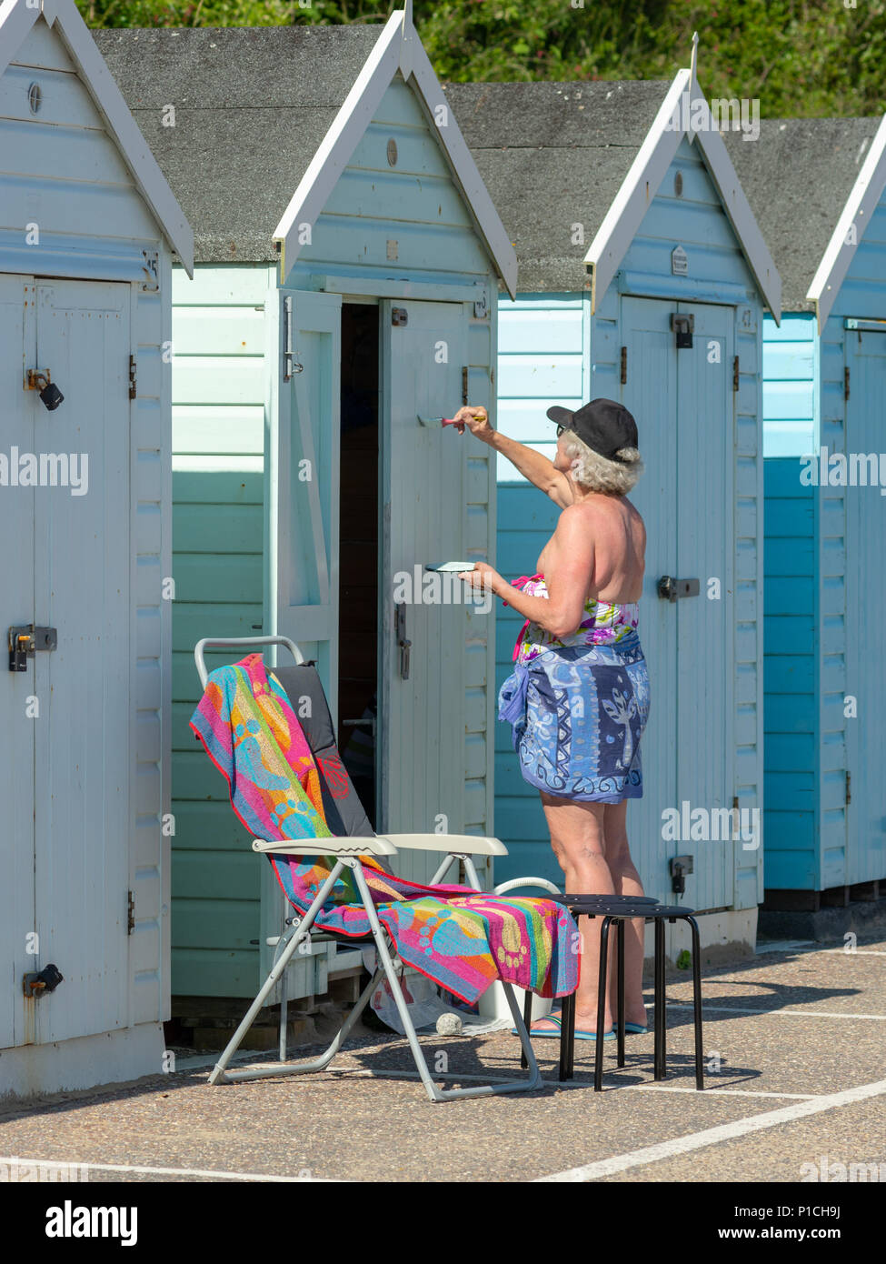 Einer der vielen bunten Badekabinen an der Promenade von Bournemouth, Dorset, England, UK, Sommer Wartung mit einem frischen Anstrich. Stockfoto