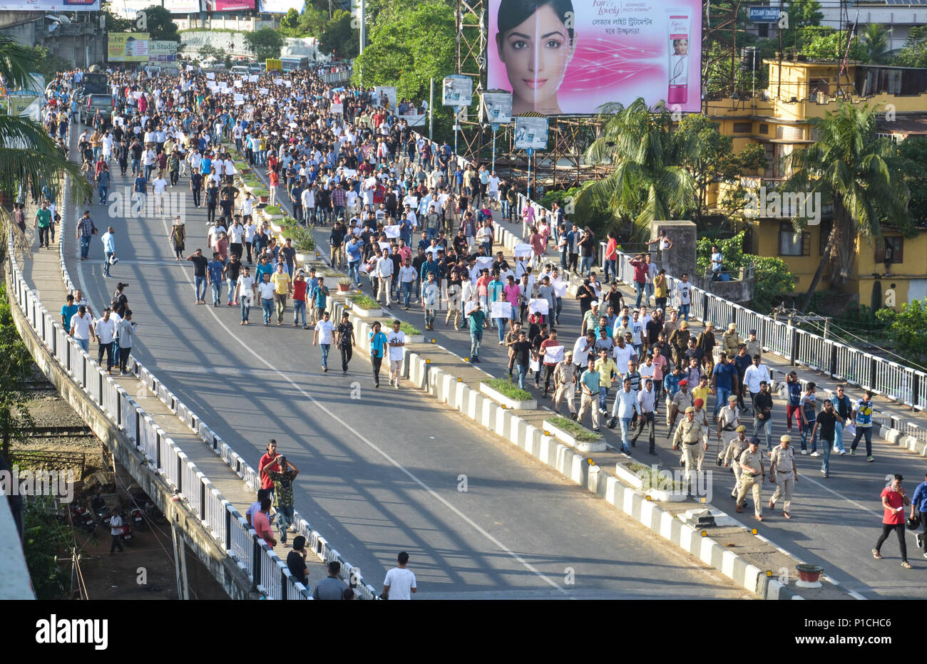 10. Juni 2018, Guwahati, Assam, Indien. Menschen aus verschiedenen Gesellschaftsschichten Inszenierung ein großer Protest gegen Guwahati, anspruchsvolle zu verhaften und die Schuldigen in der Tötung von zwei Jugendlichen aus Guwahati in Städte Anglong district Assam Beteiligten bestrafen. Abhijeet Nath und Nilotpal Das wurden zu Tode geschlagen von einem Mob in der Zentralen Assam Städte Anglong district vermutet, um die Jugendlichen zu Kind Entführer. Foto: David Talukdar/Alamy leben Nachrichten Stockfoto