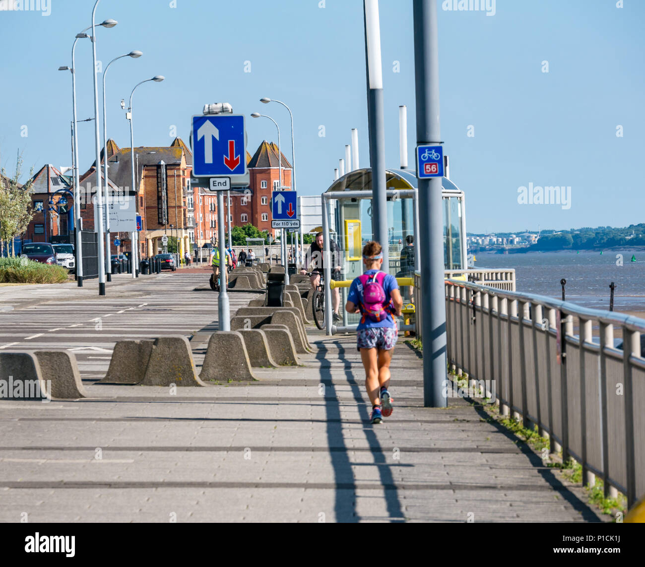 Albert Dock, Liverpool, England, Vereinigtes Königreich, 11. Juni 2018. UK Wetter: Sonnenschein auf die Mersey. Einen schönen sonnigen Tag mit blauen Himmel entlang der Mersey Liverpool heute. Eine junge weibliche Jogger entlang der Promenade auf Könige Parade läuft Stockfoto