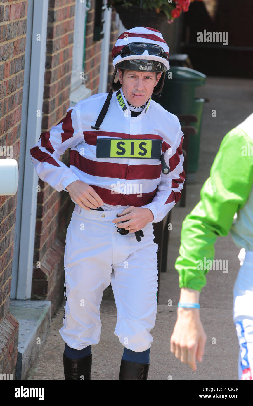 Brighton, UK. 11. Juni 2018. Ehemaliger Meister Jockey Jim Crowley Sport einen Schnitt Lippe nach einer Auseinandersetzung mit anderen Jockey Raul da Silva in Goodwood am Wochenende. Jim wird dargestellt, an der Brighton Racecourse heute Crowley behauptet hat, dass er das Opfer eines unprovozierten Angriff von Raul da Silva" mit dem, was fühlt sich an wie ein Stück Blei" in Goodwood am Sonntag war, eine Behauptung energisch abgelehnt von seinen Jockey. Credit: Nigel Bowles/Alamy leben Nachrichten Stockfoto