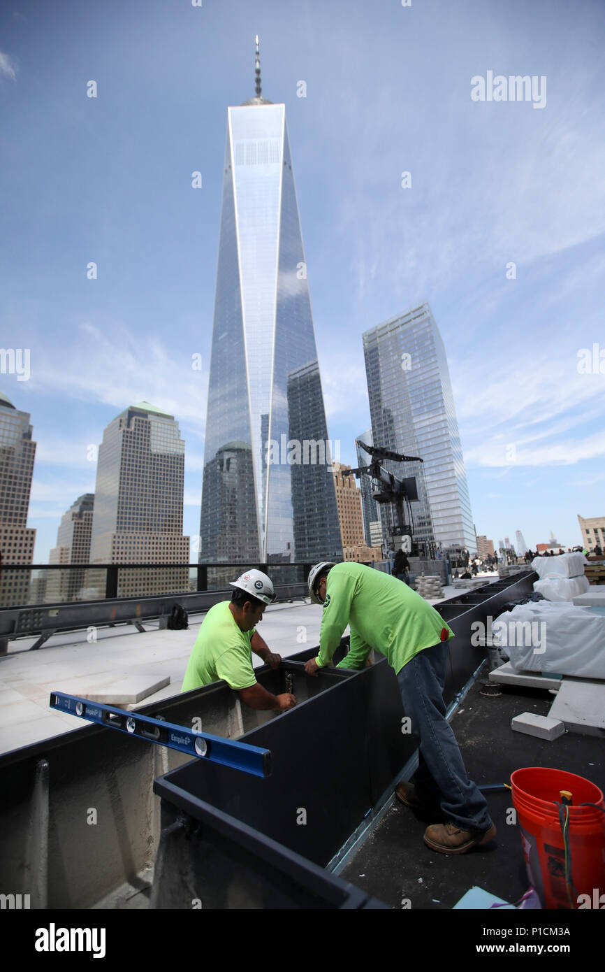 New York, USA. 11 Juni, 2018. Menschen arbeiten auf der Plattform des 3 World Trade Center in Manhattan, New York, USA, am 11. Juni 2018. Das 80-stöckige, 329 Meter hohe 3 World Trade Center wurde offiziell hier am Montag eröffnet. Das Bürogebäude wird die fünfte den höchsten Turm in New York City. Credit: Wang Ying/Xinhua/Alamy leben Nachrichten Stockfoto